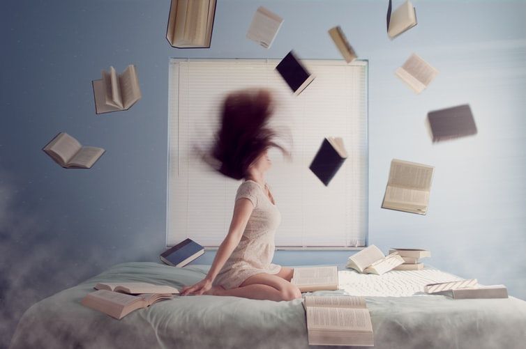 5 Manfaat Baca Buku Sebelum Tidur 