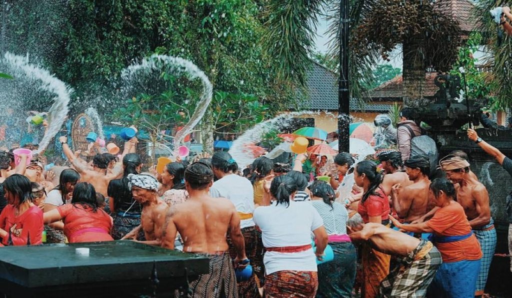 Seperti Songkran, Inilah 5 Tradisi Perang Air di Indonesia
