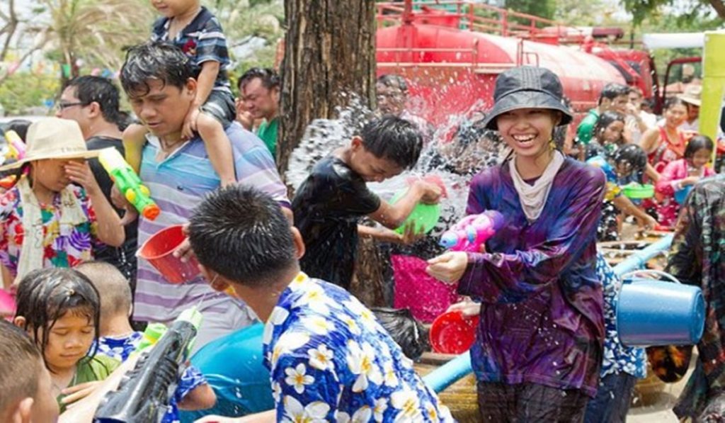 Seperti Songkran, Inilah 5 Tradisi Perang Air di Indonesia