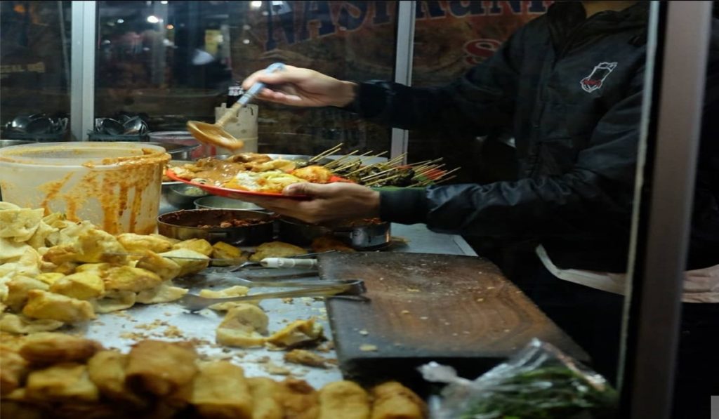 Makan Nasi Kuning dengan Batagor, Ini 5 Kuliner Malam Unik di Bandung