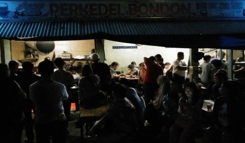 Makan Nasi Kuning dengan Batagor, Ini 5 Kuliner Malam Unik di Bandung