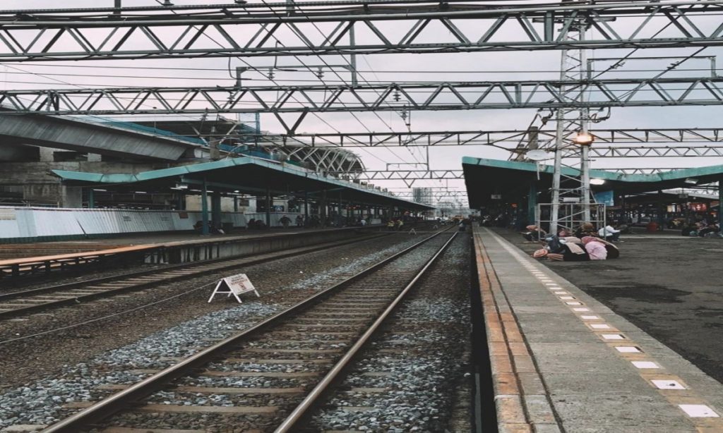 10 Stasiun Kereta Api Indonesia yang Terkenal Horor, Bikin Merinding!