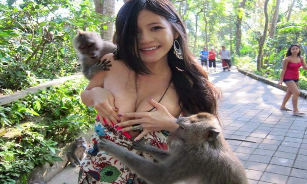 Charmian Chen Model yang Viral Karena Dipeloroti Monyet di Bali 