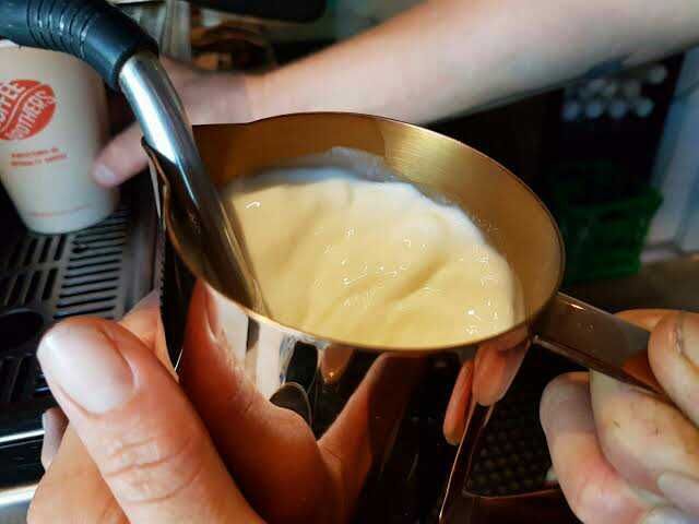5 Tips Membuat Latte Tanpa Mesin di Rumah