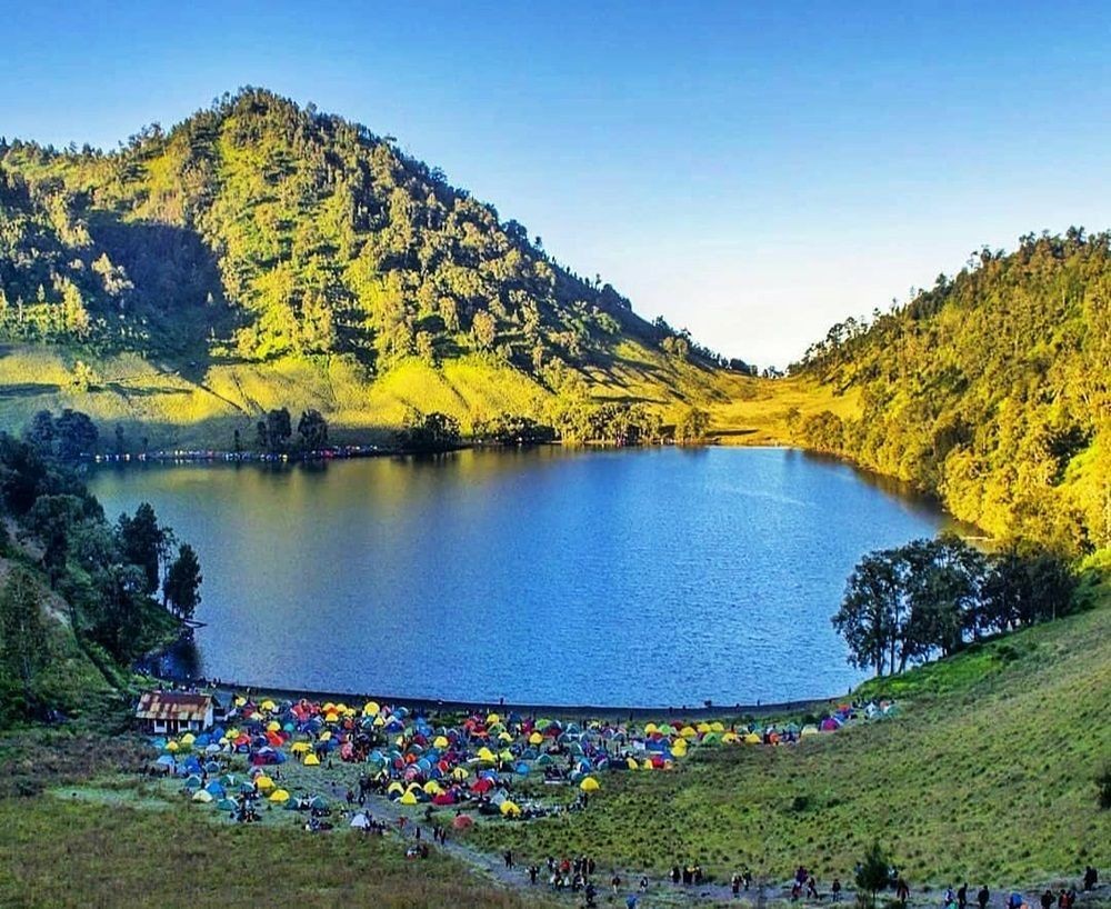 4 Danau Menawan di Sekitar Gunung Semeru yang Bikin Pengin Piknik